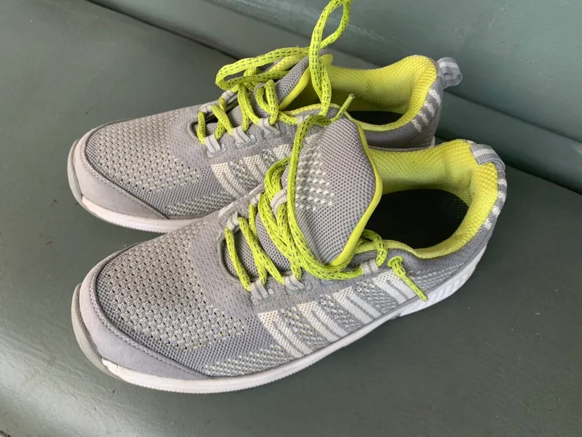 Saucony ladies running Shoe New size 10 & 9 image indicator(2)