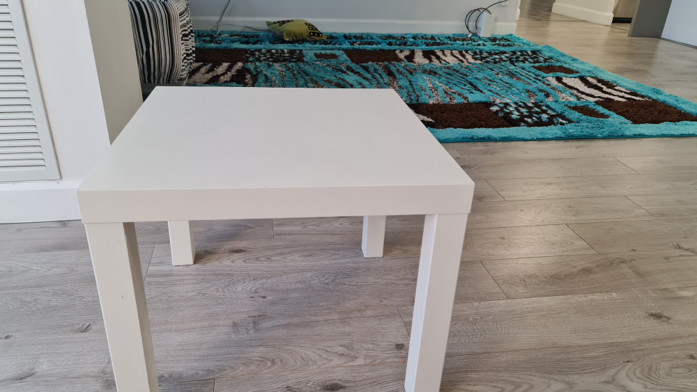 2 White Side Table each is in 10$ - photo 2