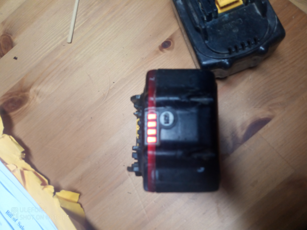 Three Makita 18 v batteries two 3.0 and one 1.5 - photo 2