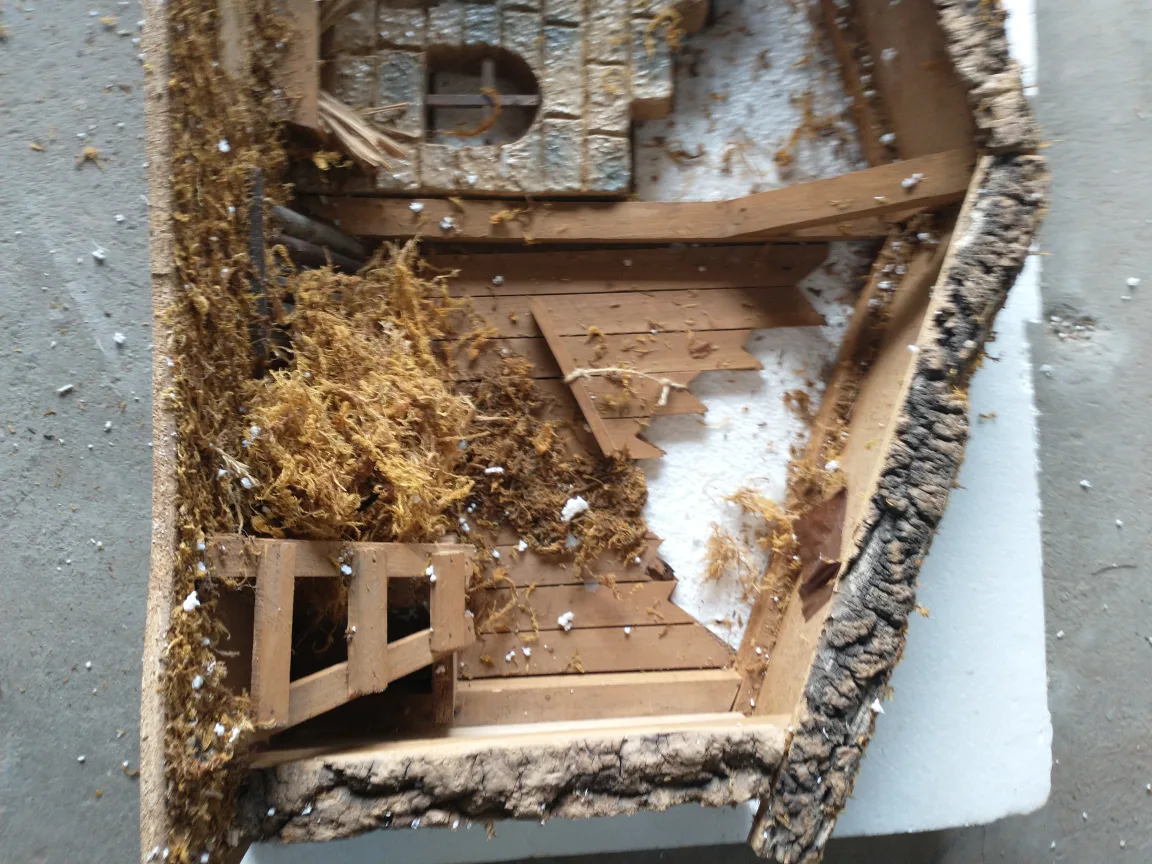 Wooden Nativity Stable image indicator(4)