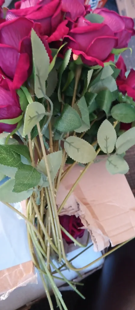 A lot of 100 Artificial Red Roses image indicator(4)