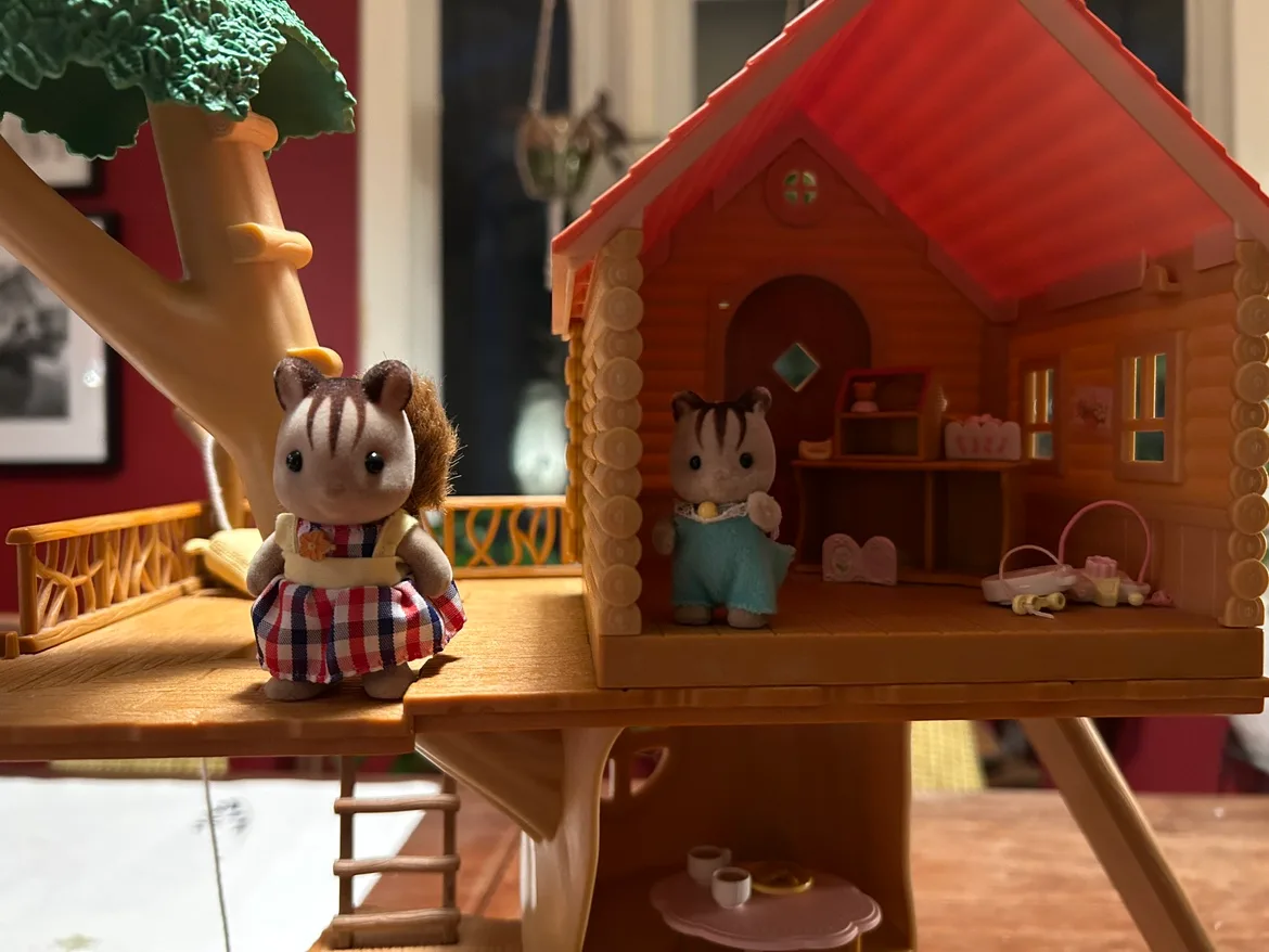 Calico Critters Treehouse Playset with Squirrel Family image indicator(2)