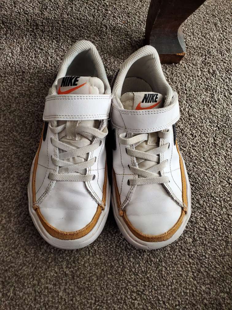 Nike kids running shoes size 12 - photo 2