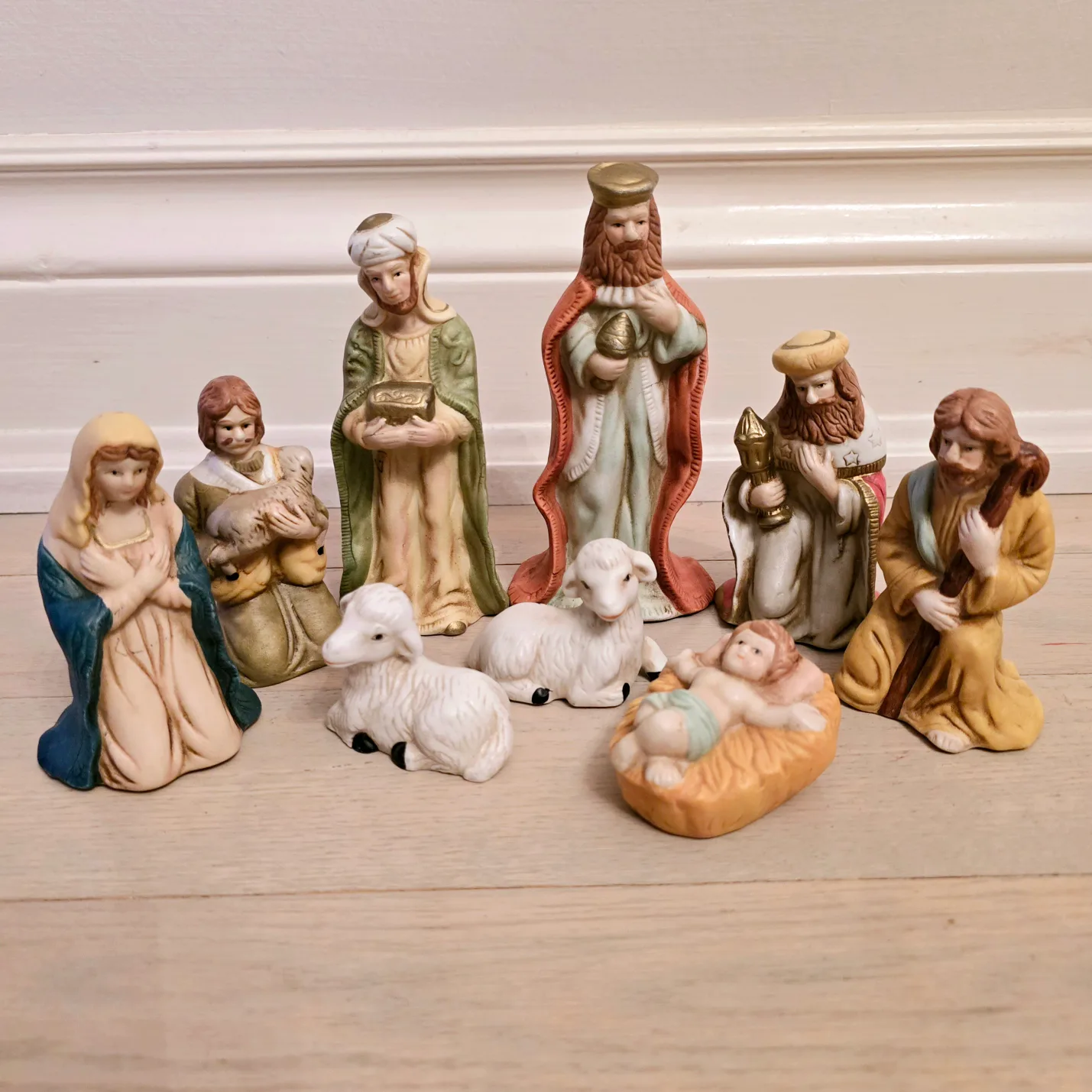 Danson 9 Piece Porcelain Nativity Scene thumbnail