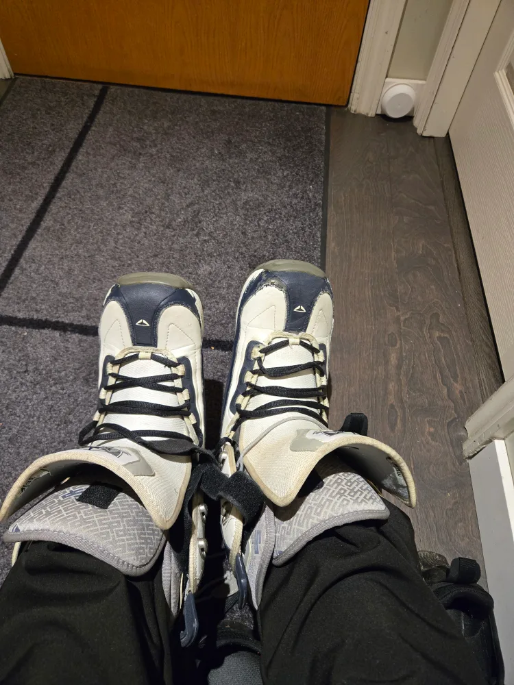 Men size 9 snowboard shoes image indicator(5)