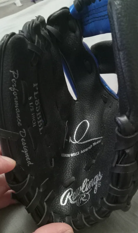 Rawlings 8 1/2 inch Vernon Wells Autographed Baseball glove image indicator(2)