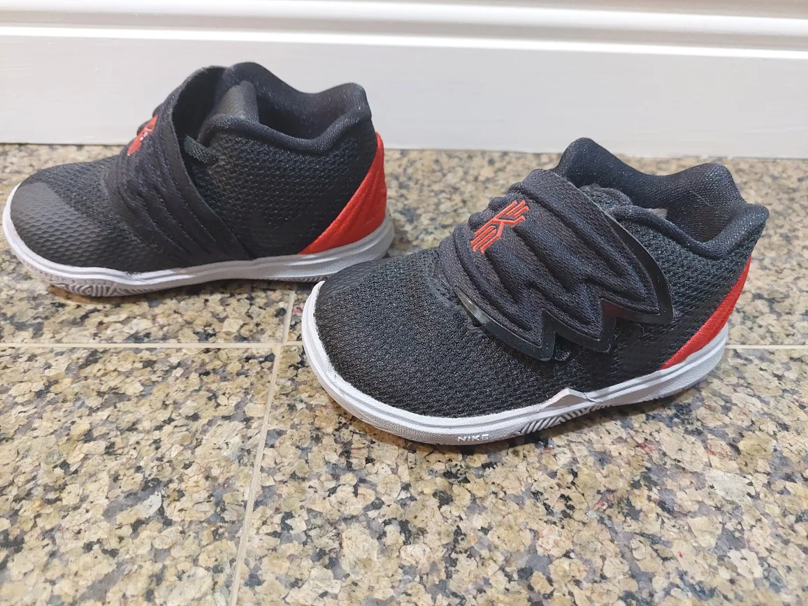 Nike Kyrie Irving Kids Toddlers Shoes Size 5c image indicator(4)