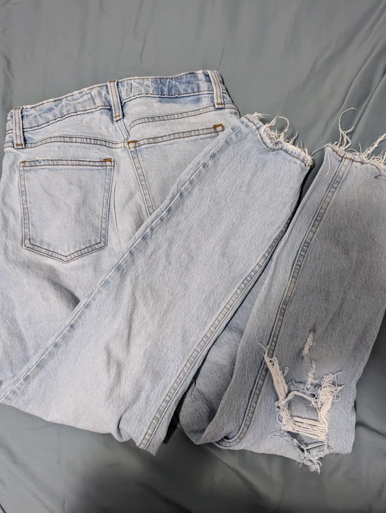 2x women's bottons: Lululemon and Abercrombie and Fitch image indicator(3)