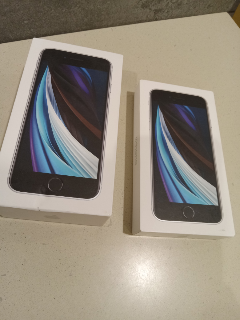 Two iPhones SE (2021)