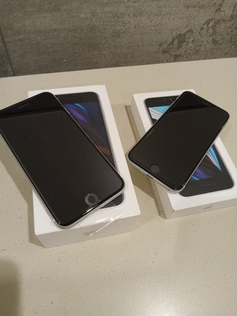 Two iPhones SE (2021) - photo 2