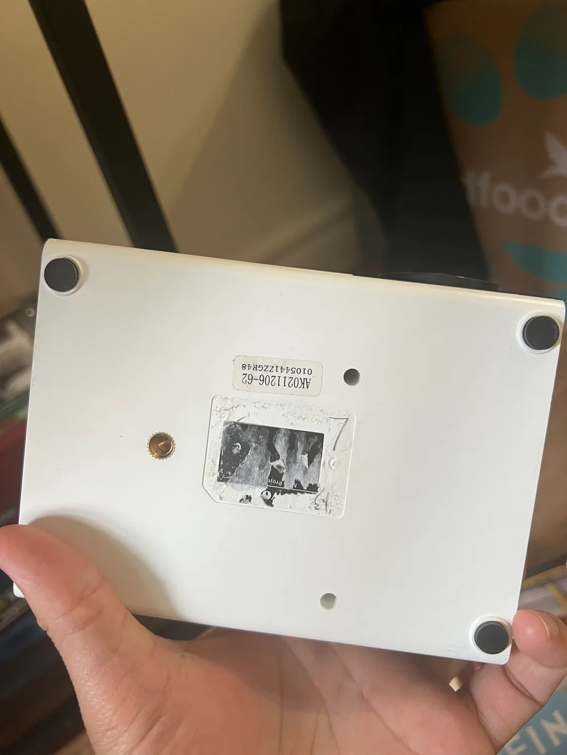 Hiwoiy Mini Projector - with Apple sticker image indicator(3)