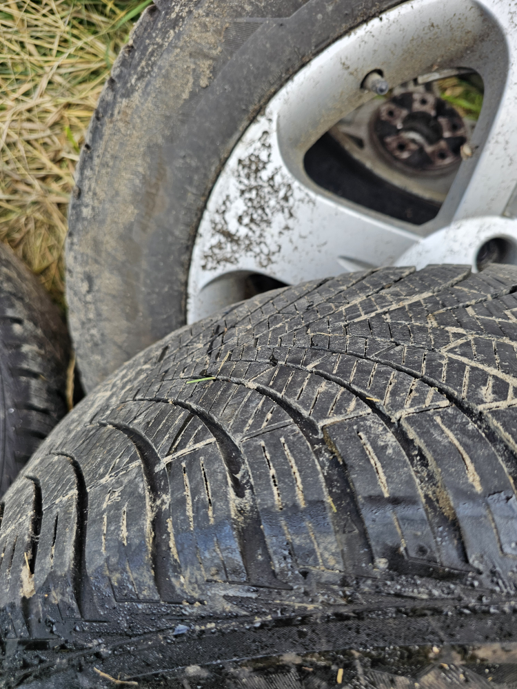 Set of 2 Nissan 18 inch Wheels with Tires - photo 2