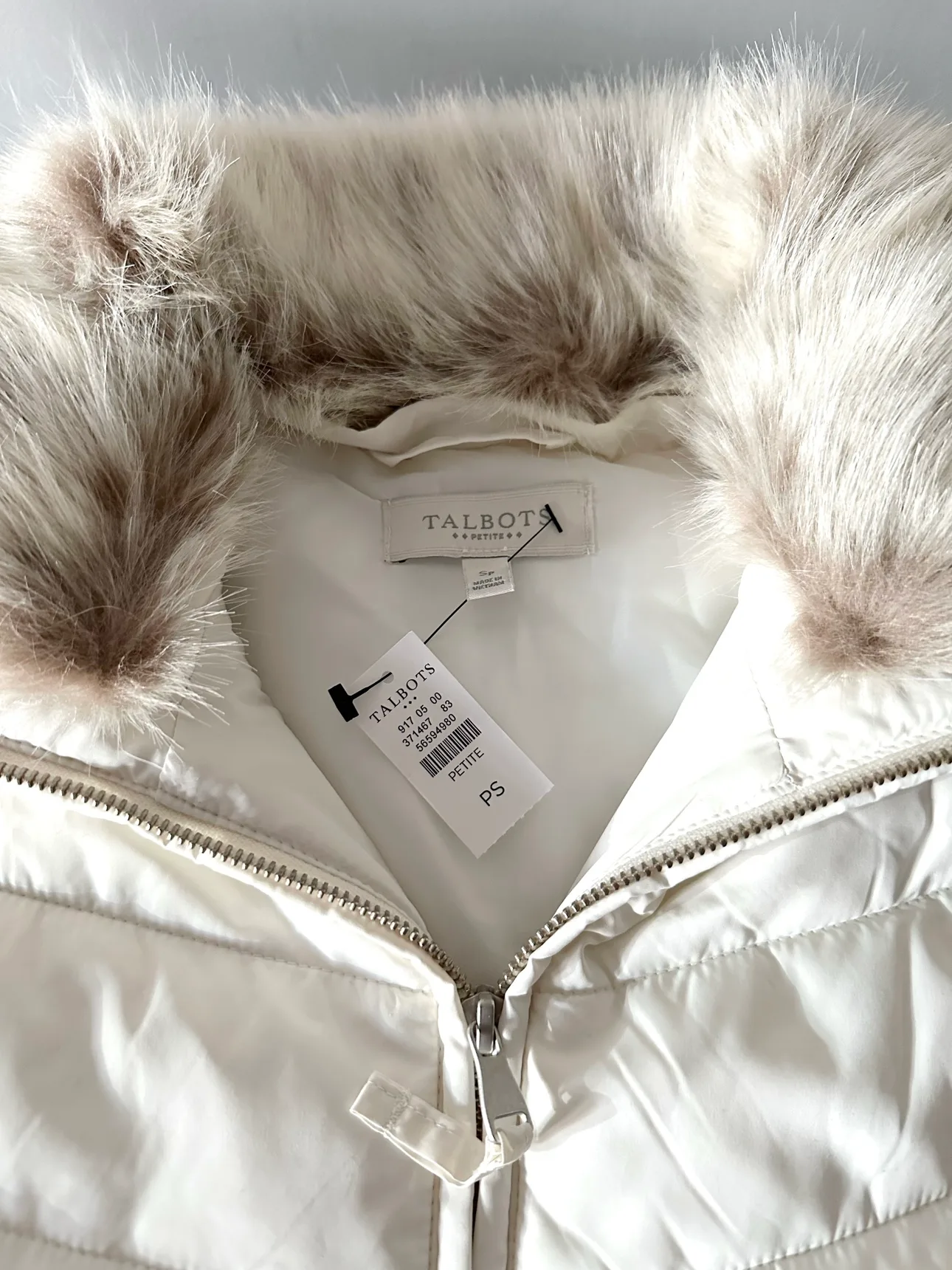 New White Puffer Vest Small image indicator(2)