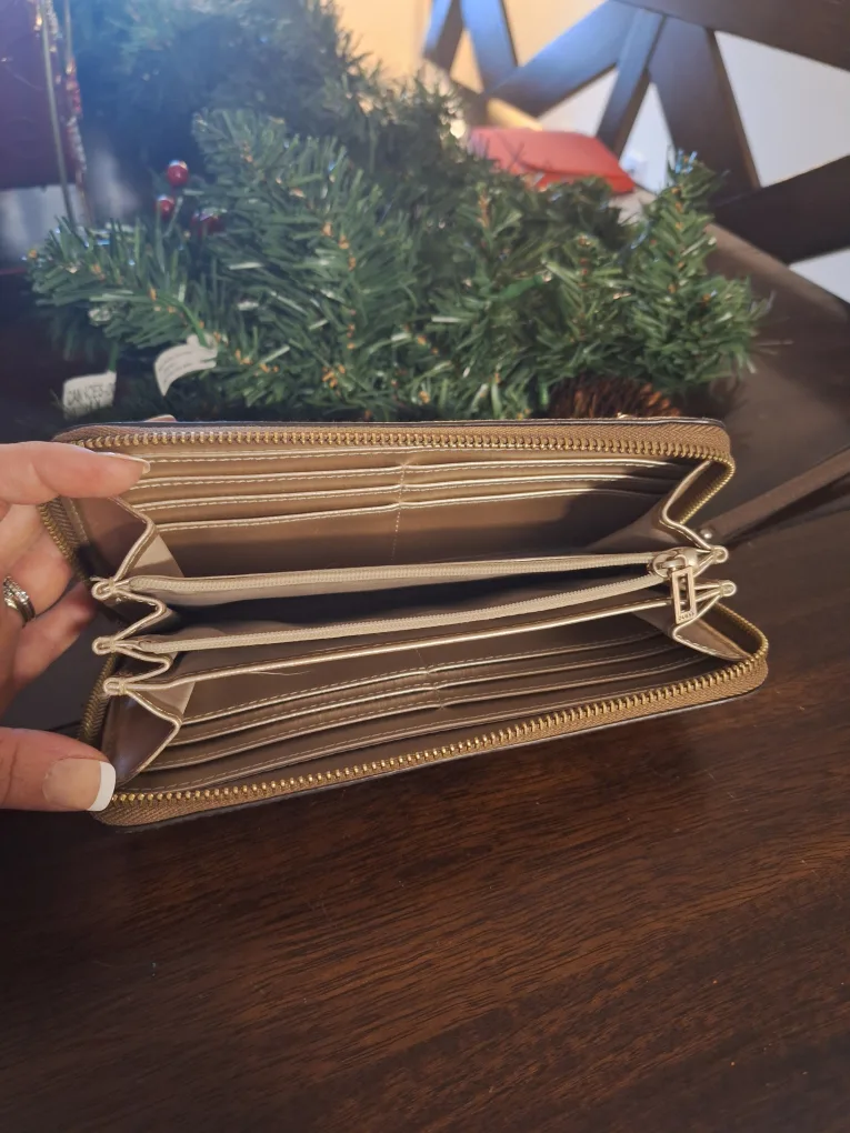 Guess Wallet image indicator(2)