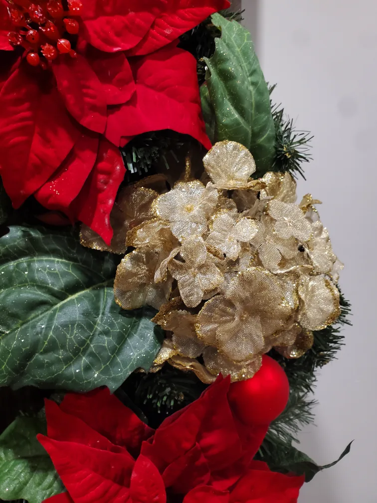 Christmas Wreath with Red Poinsettias and Gold Bow image indicator(4)