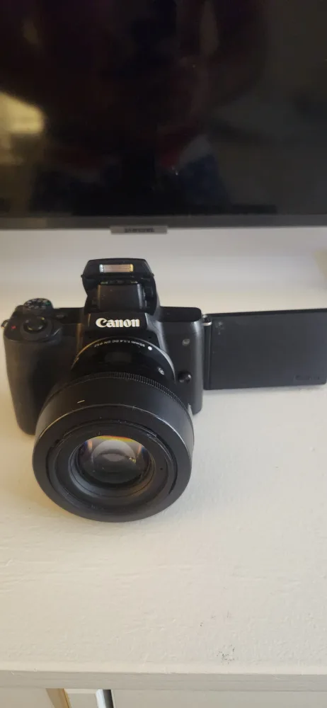 Canon EOS M50 Mirrorless Camera with Lens image indicator(2)