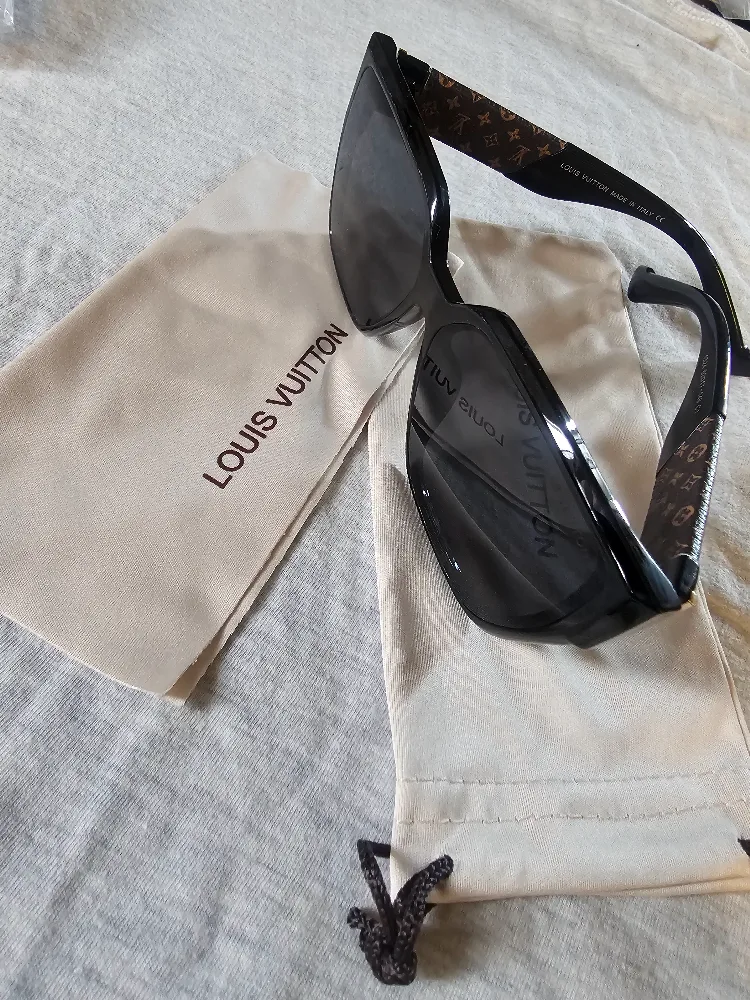 Louis Vuitton Sunglasses image indicator(2)