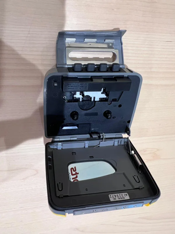 Vintage Sony Sports Walkman Radio and Cassette image indicator(3)