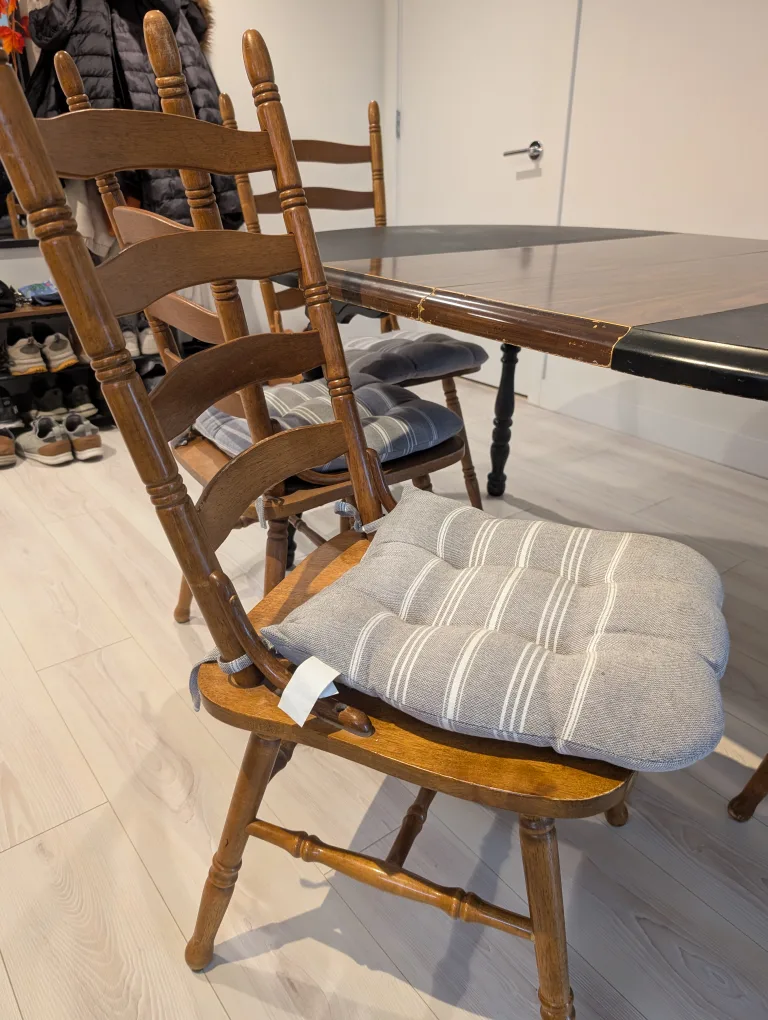 Extending table and four chairs image indicator(2)