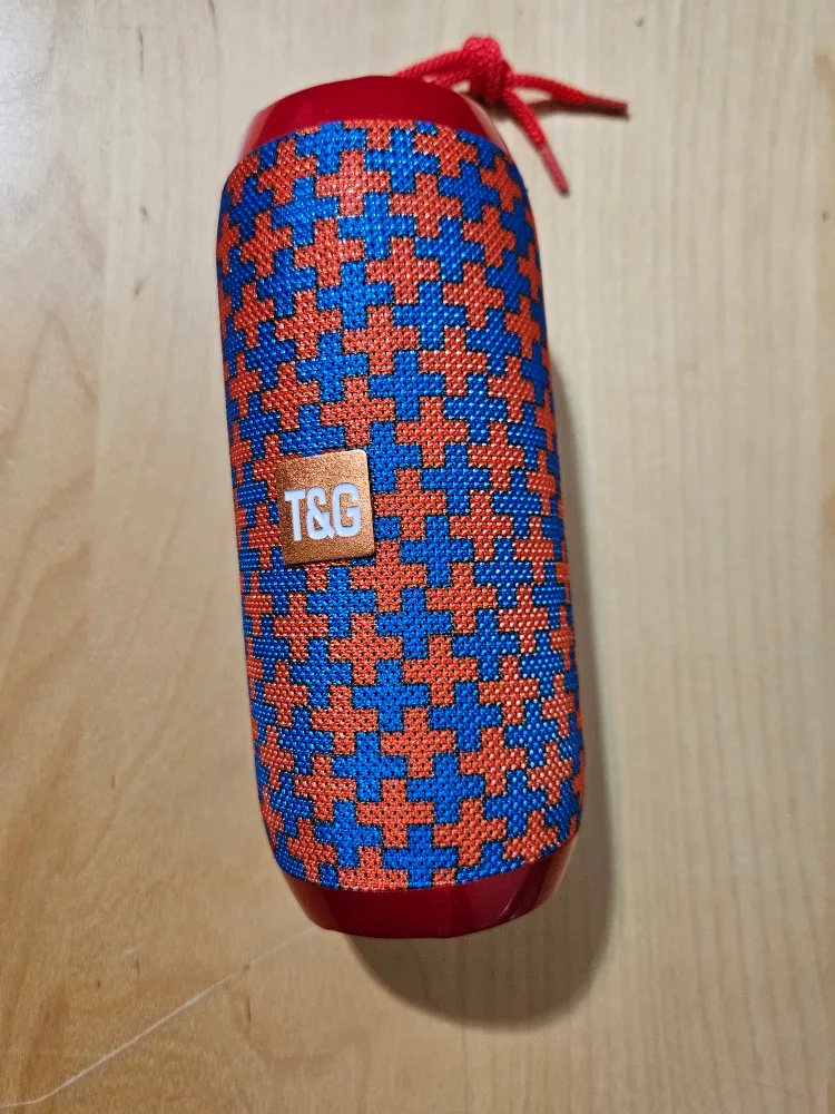 BNIB)Wireless Portable Bluetooth Speaker thumbnail