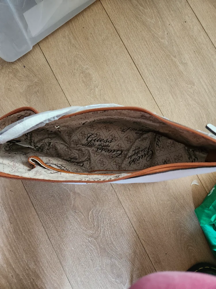 White Guess Handbag image indicator(3)