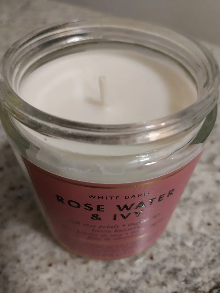 White Barn Rose Water & Ivy Candle 🧡 image indicator(2)