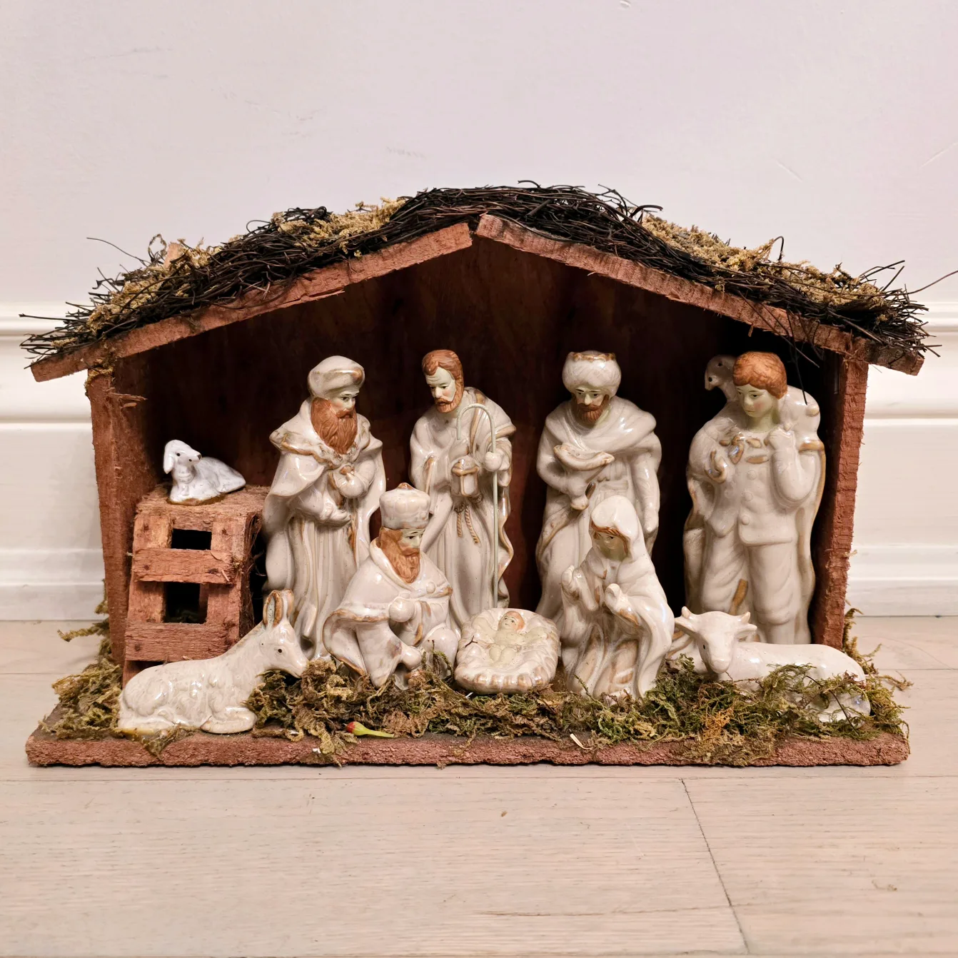 Nativity Scene with Barn thumbnail