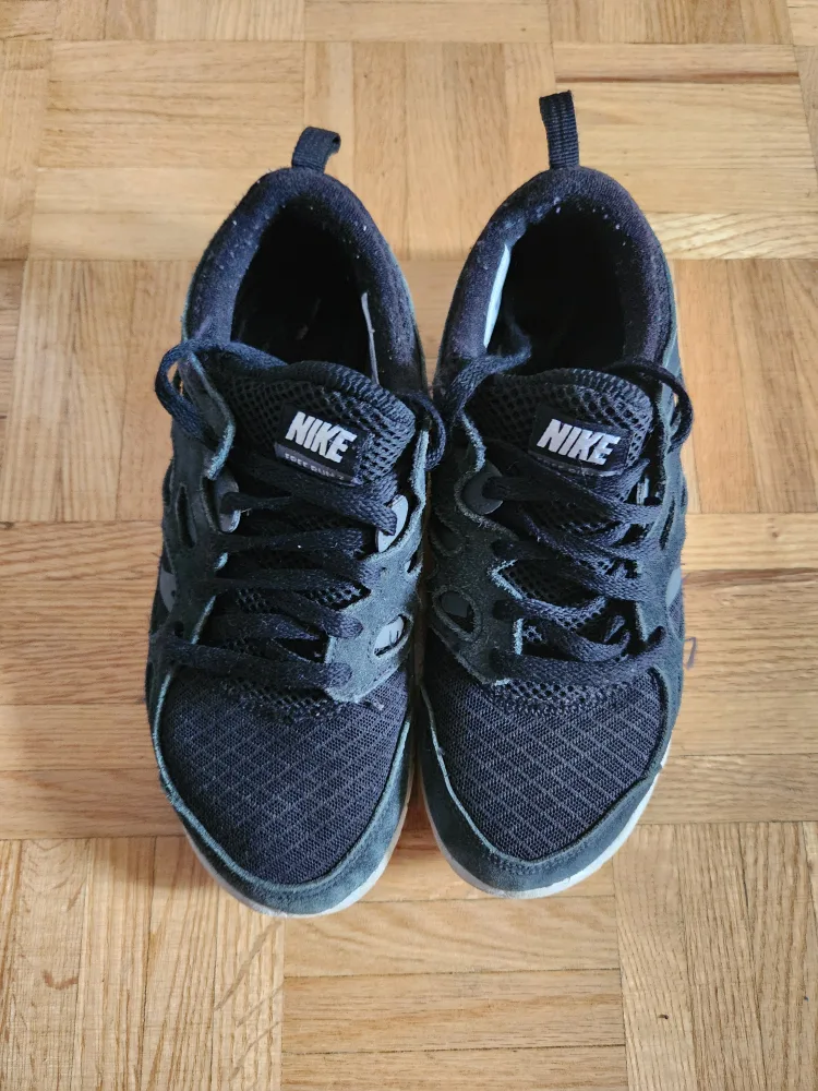 Nike Free Run 2 Black Running Shoes - Size 5Y image indicator(2)