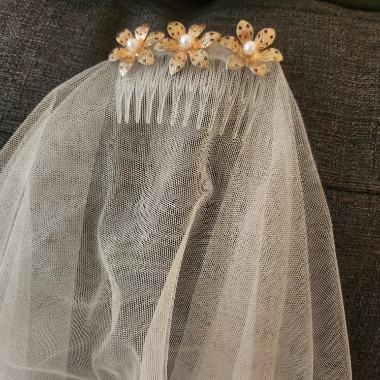 White Wedding Veil with Flower Comb image indicator(2)