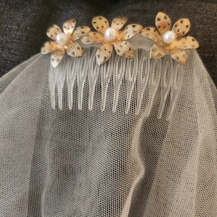 White Wedding Veil with Flower Comb image indicator(4)