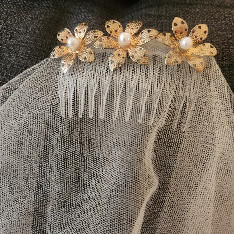 White Wedding Veil with Flower Comb image indicator(5)
