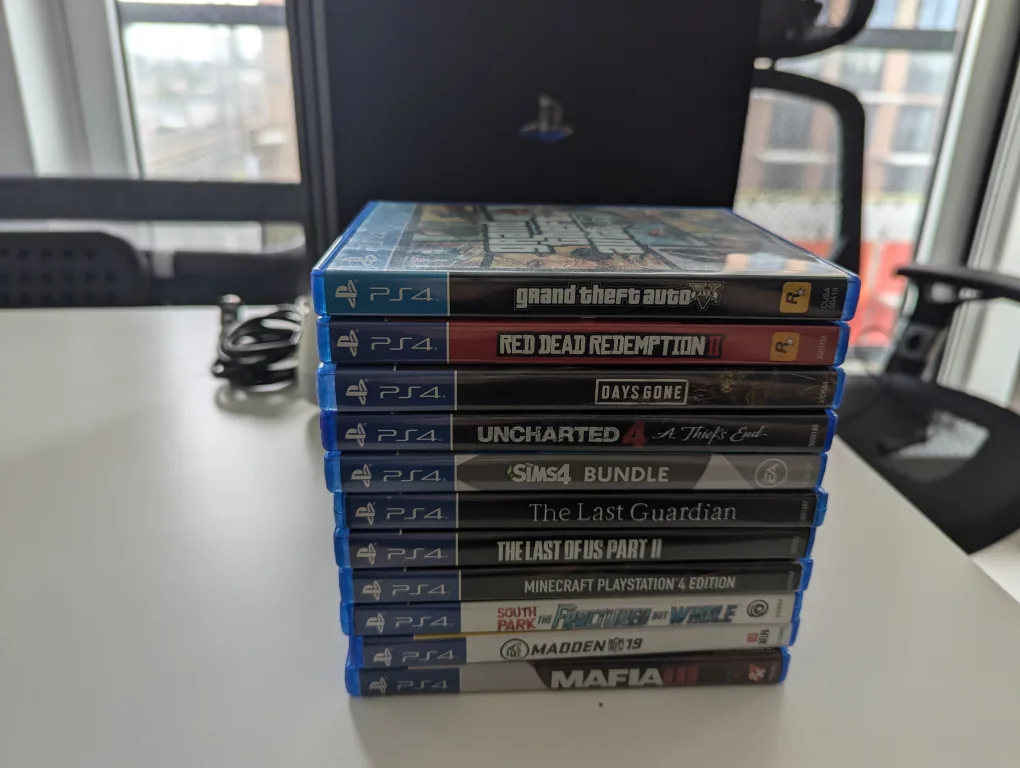 PS4 Pro Bundle with VR Headset and Games image indicator(2)