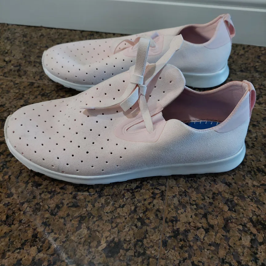 Native Women's Shoes Size 5 US image indicator(5)