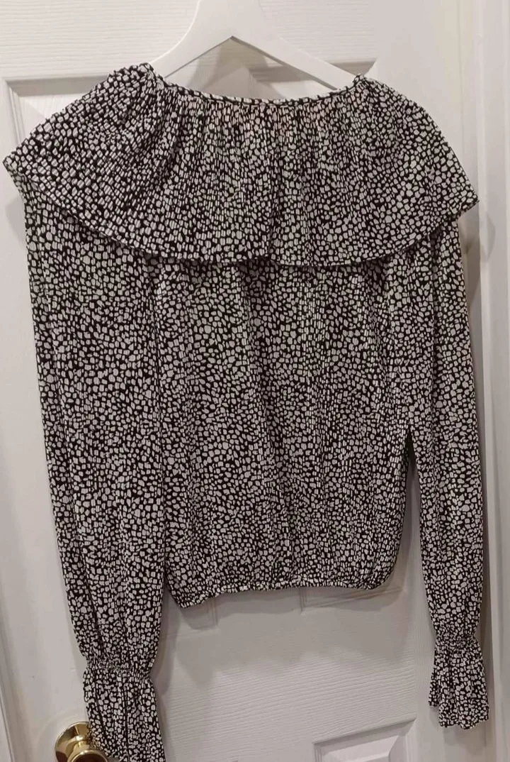 Zara Black and White Long Sleeve Blouse image indicator(2)