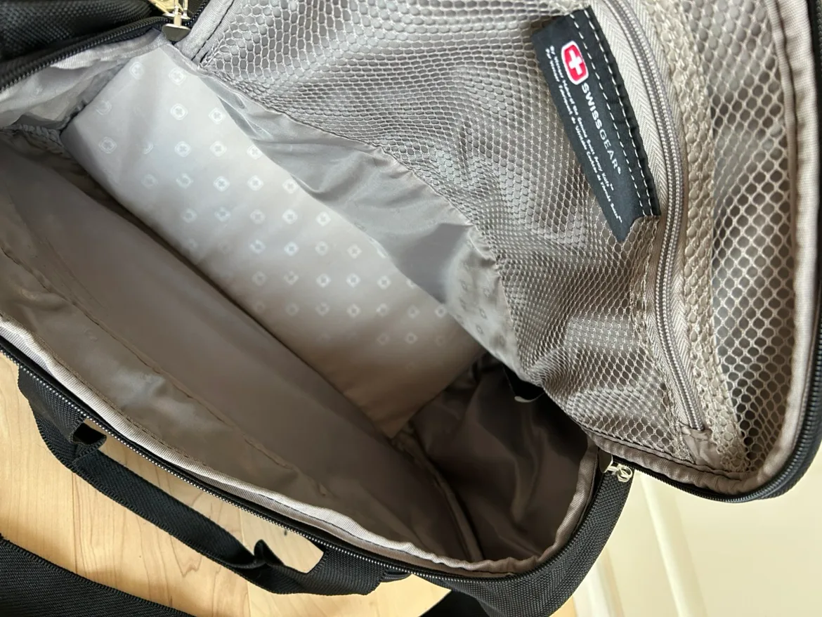 SwissGear Travel Duffle & Toiletry Bag image indicator(4)