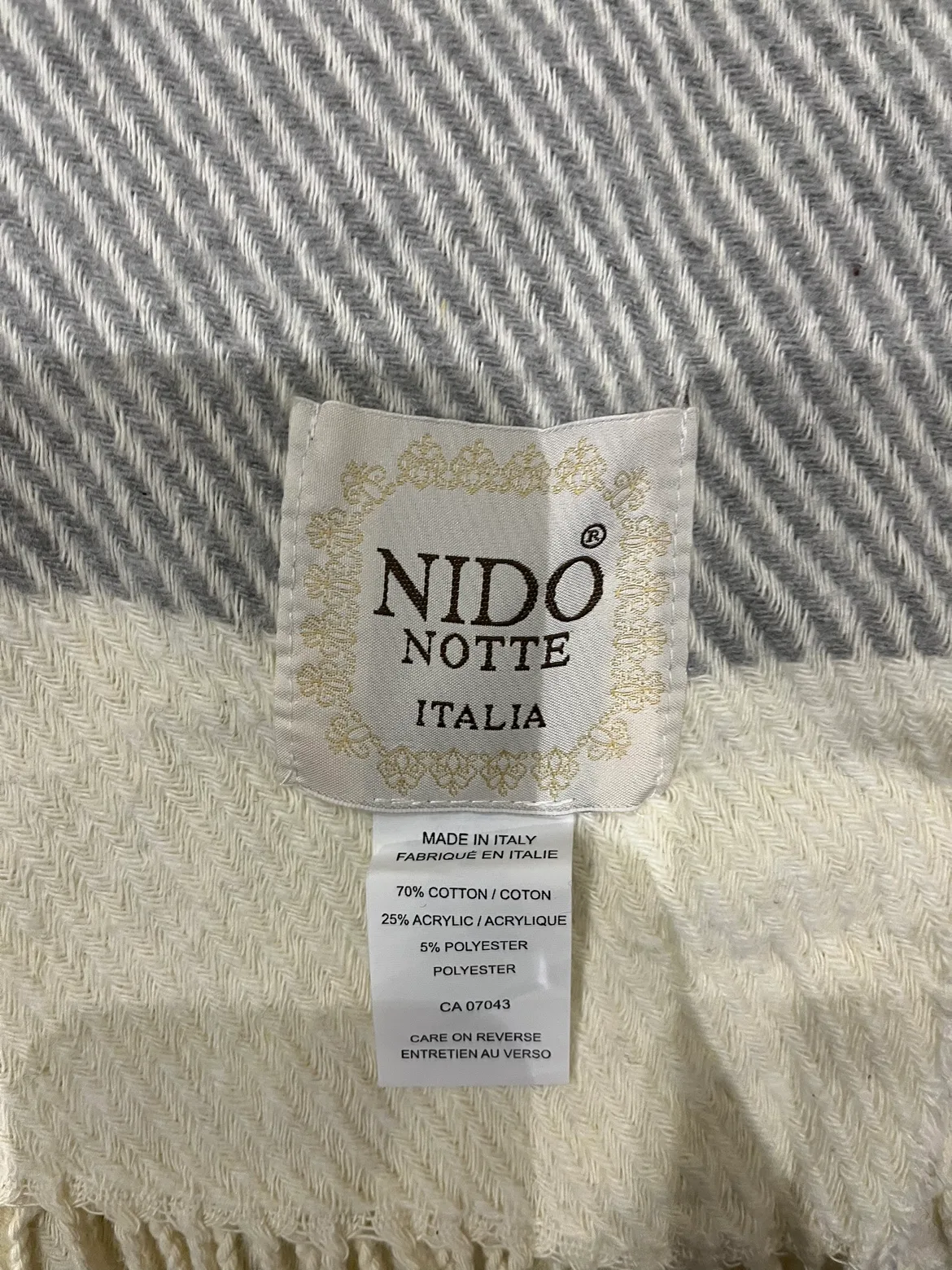 Nido Notte Throw Blanket image indicator(2)