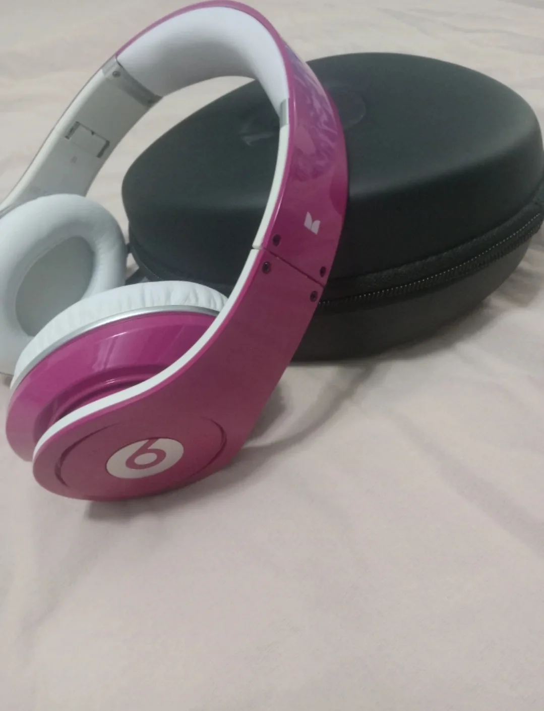 Beats Headphones 🧡 image indicator(2)