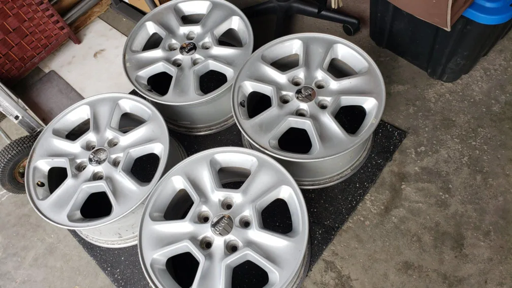 Set of 4 Jeep 17 inch Alloy Wheels image indicator(3)