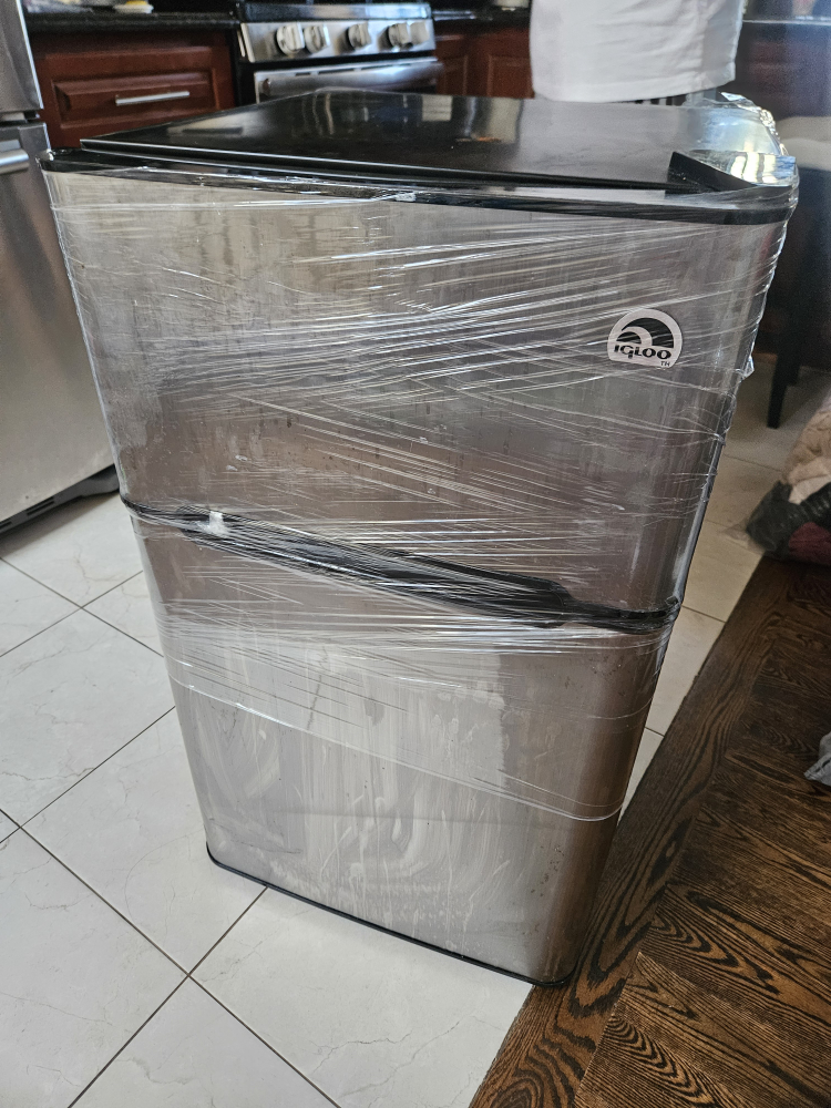 IGLOO Compact Refrigerator - photo 2