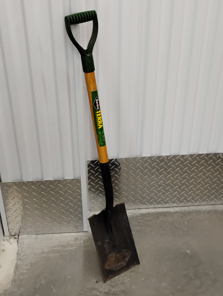 Garrant Terra square edge shovel