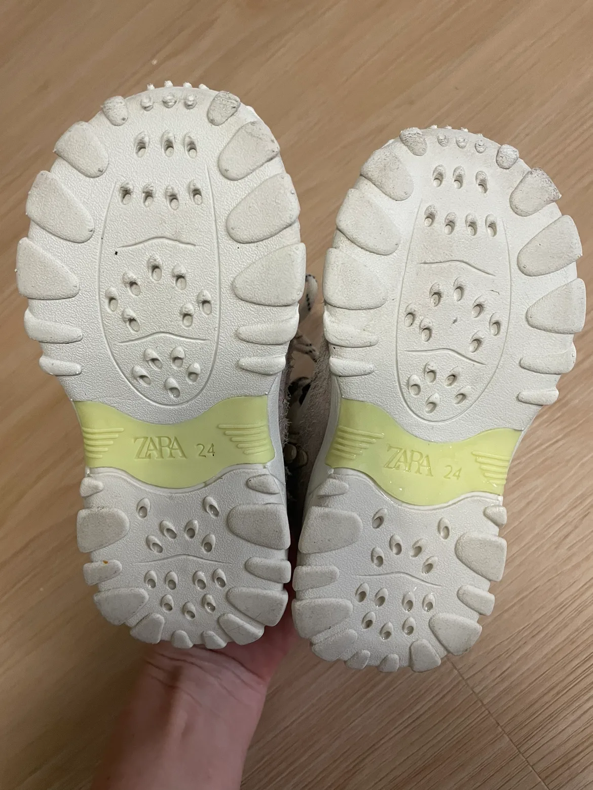 Zara Toddler Winter Boots, size 7 (24) image indicator(4)