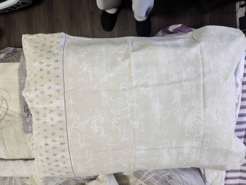 Double reversible bed spread, 2 shams & fitted sheet ,2 p/ cases