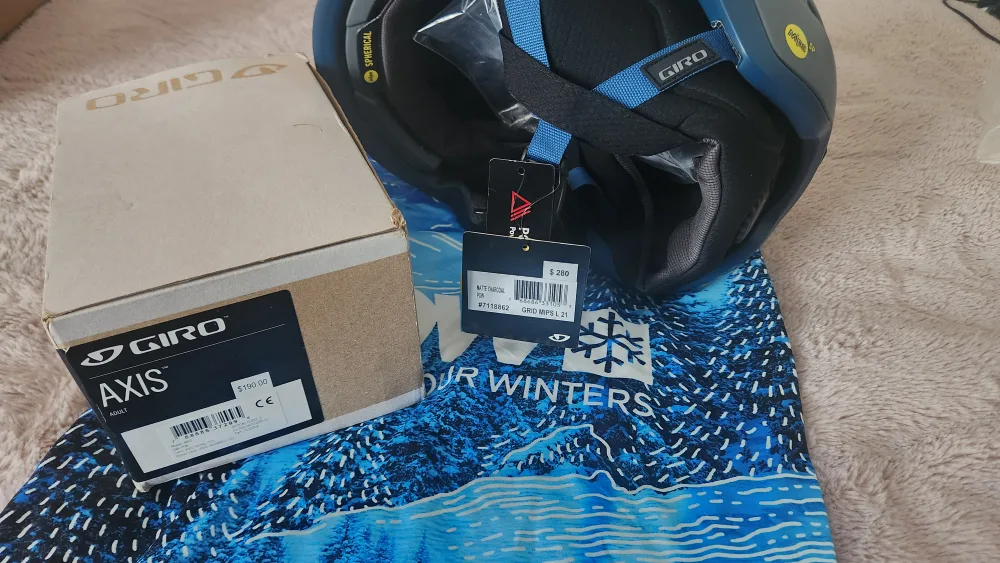 Brand New Giro Axis Snow Helmet with Goggles image indicator(2)