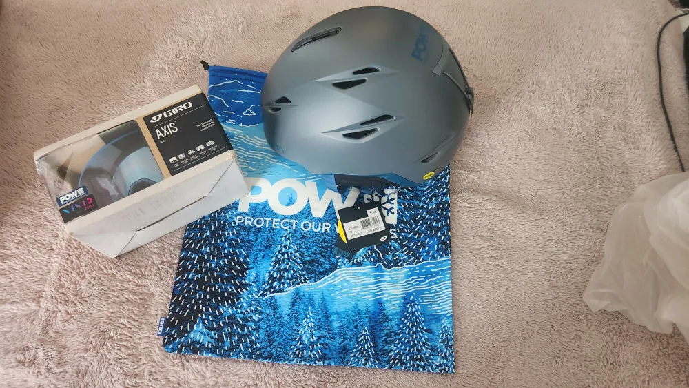 Brand New Giro Axis Snow Helmet with Goggles image indicator(4)