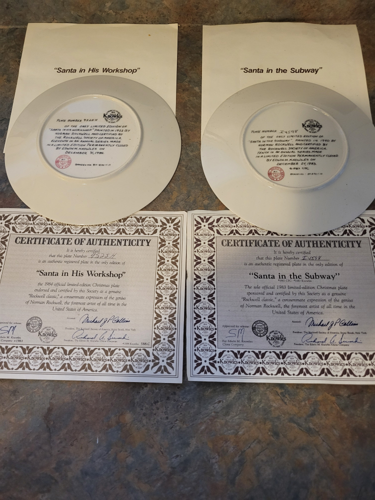 Santa collection  plates...2 for 10 dollars  with  papers. - photo 2