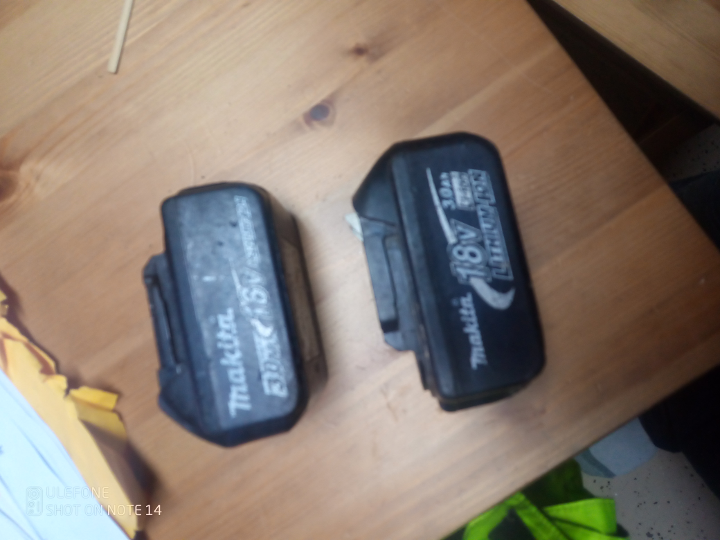 Three Makita 18 v batteries two 3.0 and one 1.5 - photo 3