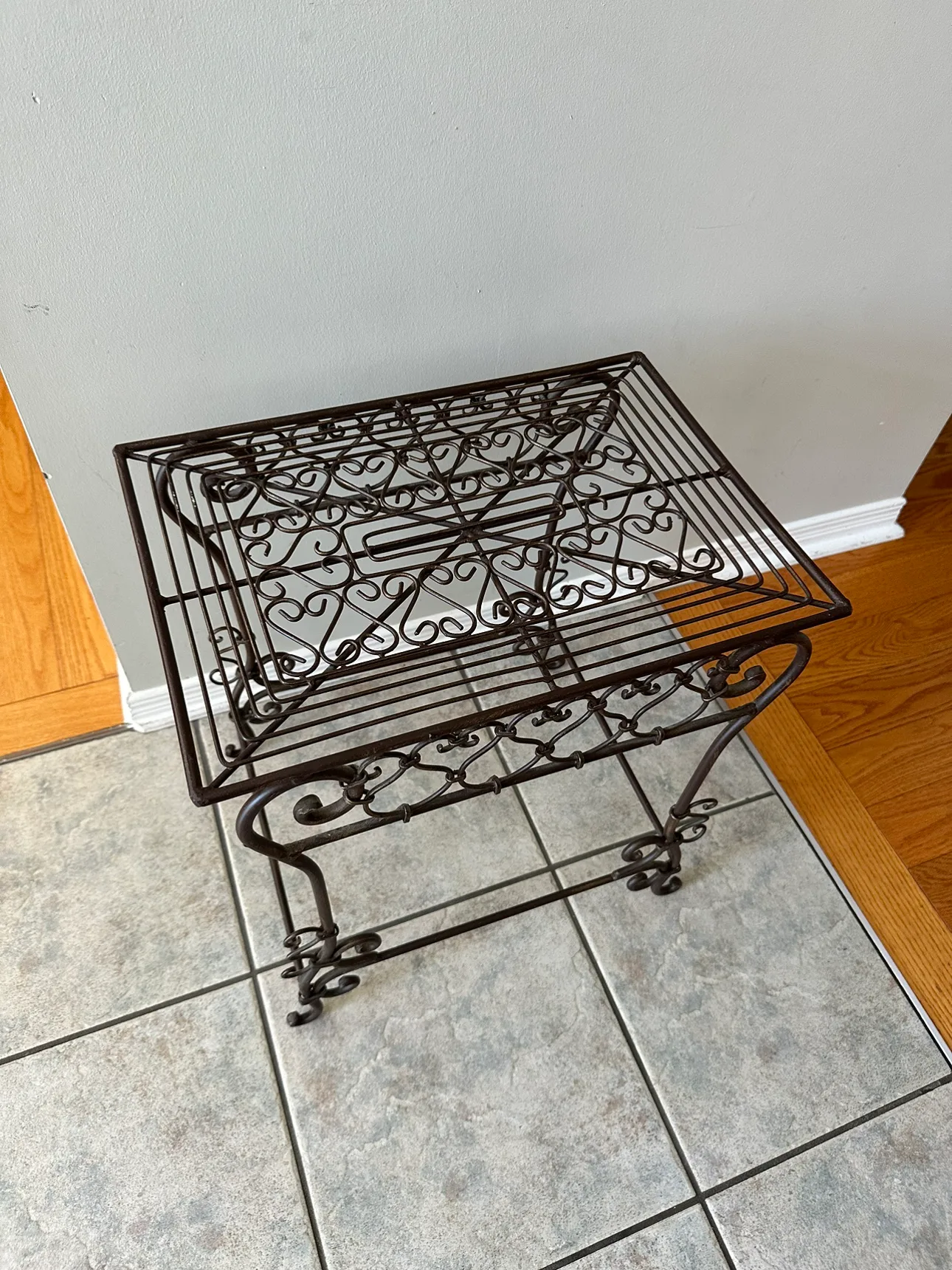 Metal Side Table or plant stand in excellent condition image indicator(2)