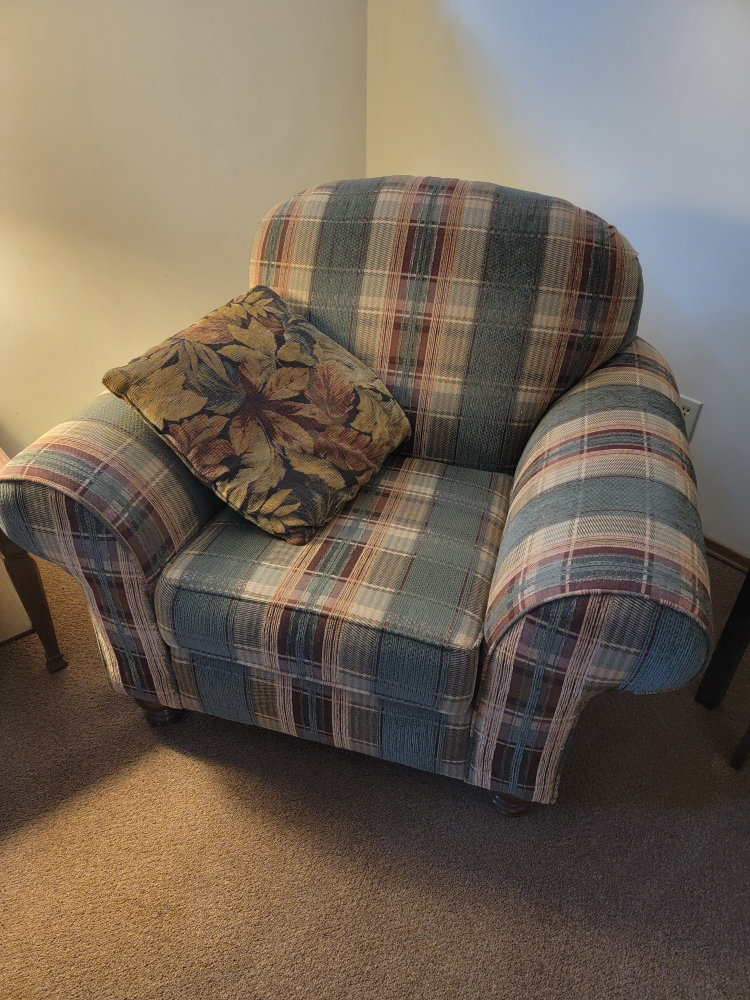 Sturdy cottage style couch, chairs, side tables and ottoman! - photo 2
