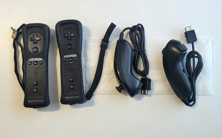 Wii Remote & Nunchuk Controller - 2 Pack - photo 2