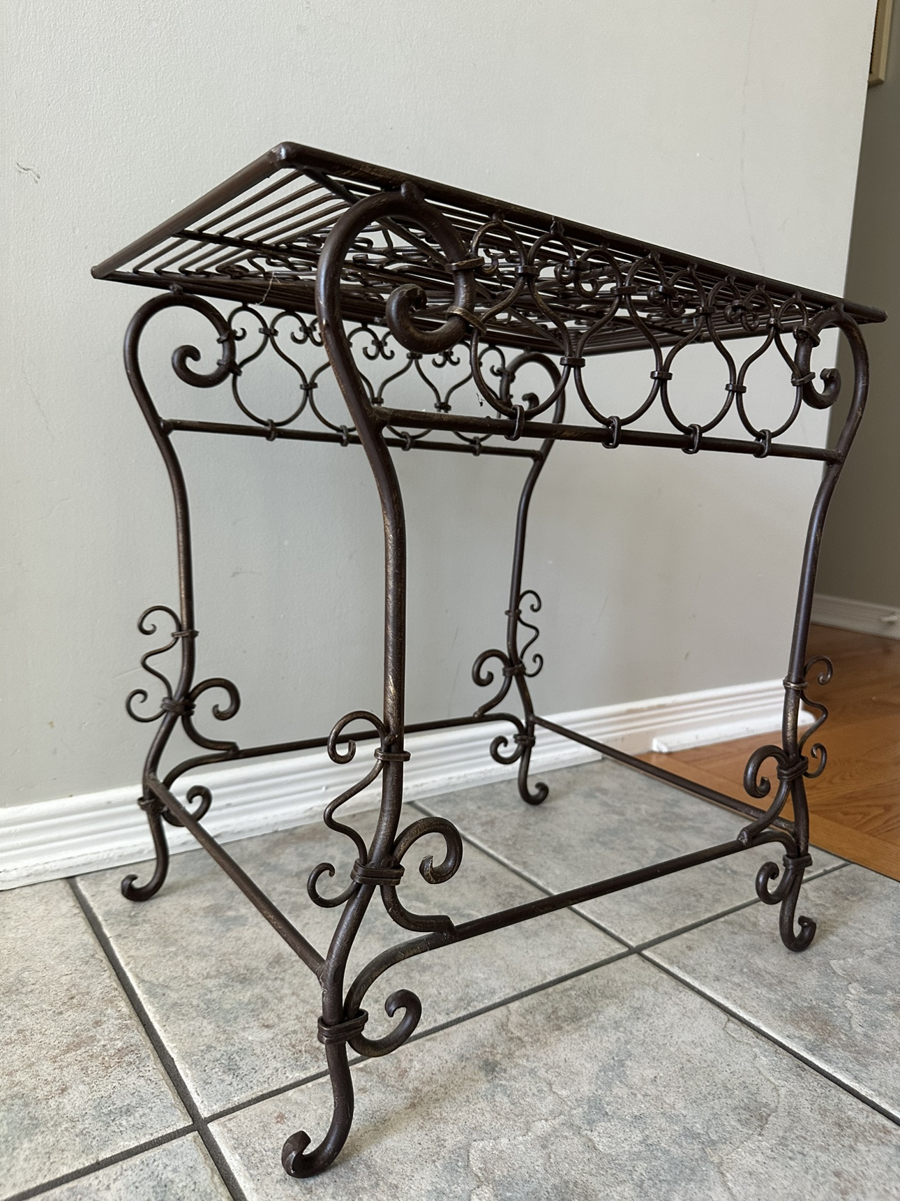 Metal Side Table or plant stand in excellent condition - photo 3